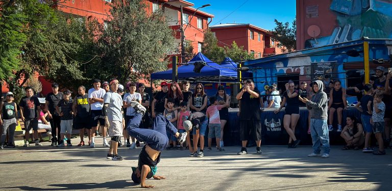Presentación de baile ante vecinas y vecinos en una actividad de la coordinadora
