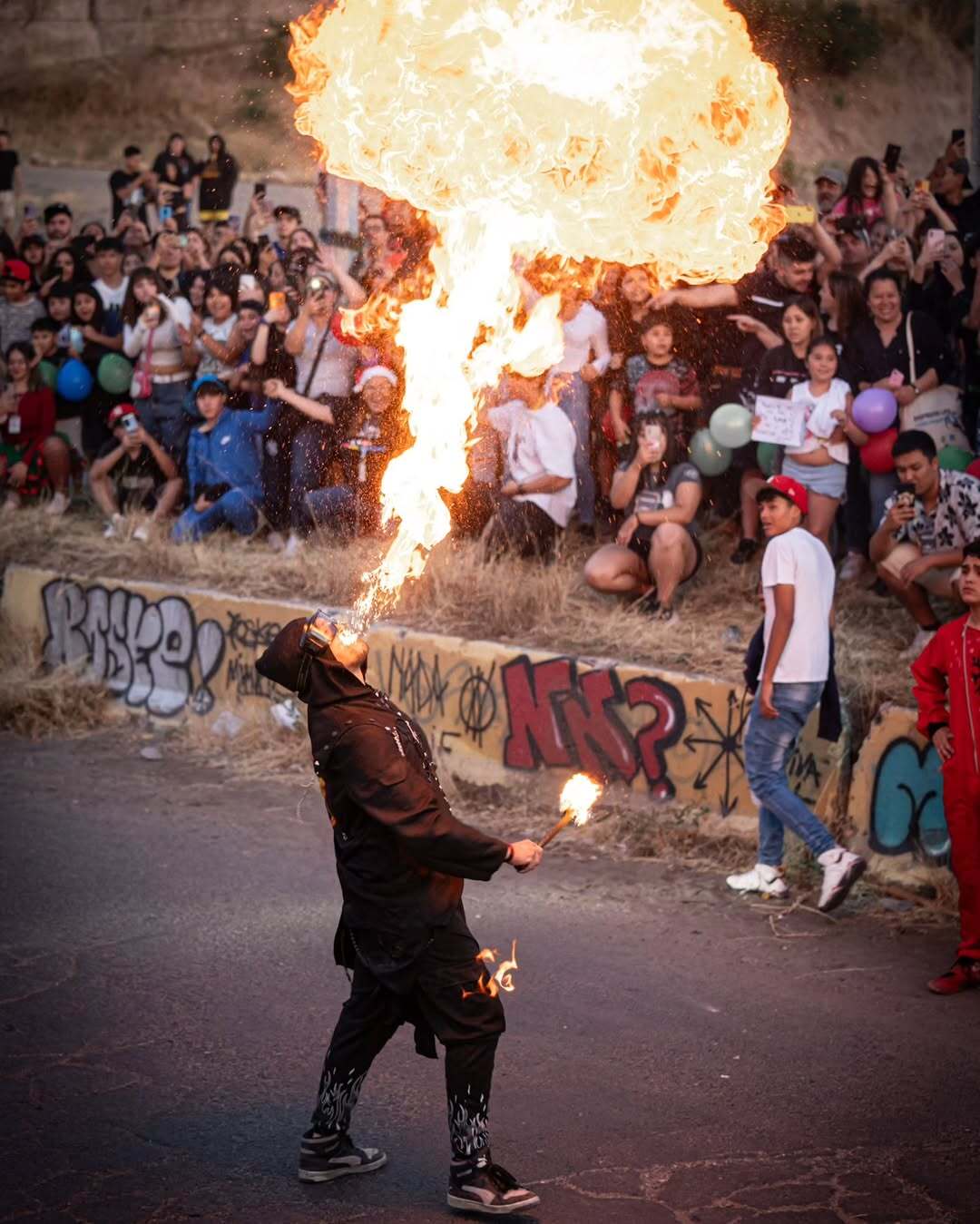 Artista con fuego en una actividad comunitaria publicada por la coordinadora